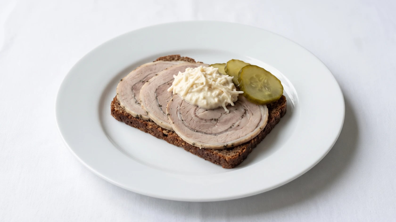 AI-made picture of Lammerullepølse med peberrodssalat & surt